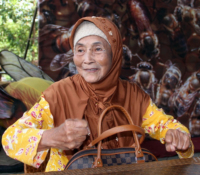 Tati (Tatik) Soepijarniwati, 86 years, seems too small, too slight and too old to agitate / Author