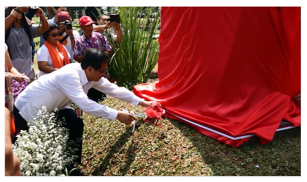 A memorial for the victims of the 1998 May riots is unveiled in Pondok Rangon public cemetery Source: Elsam